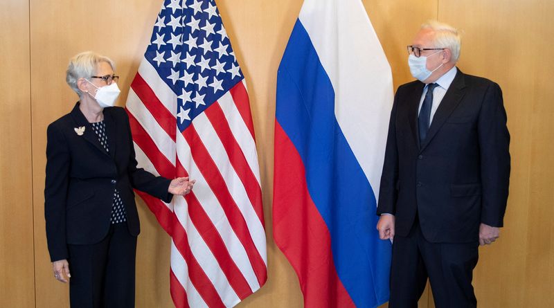 &copy; Reuters. نائبة وزير الخارجية الأمريكي ويندي شيرمان (إلى اليسار) ونظيرها الروسي سيرجي ريابكوف أمام علمي بلديهما في جنيف يوم 28 يوليو تموز 2021. صورة لروي