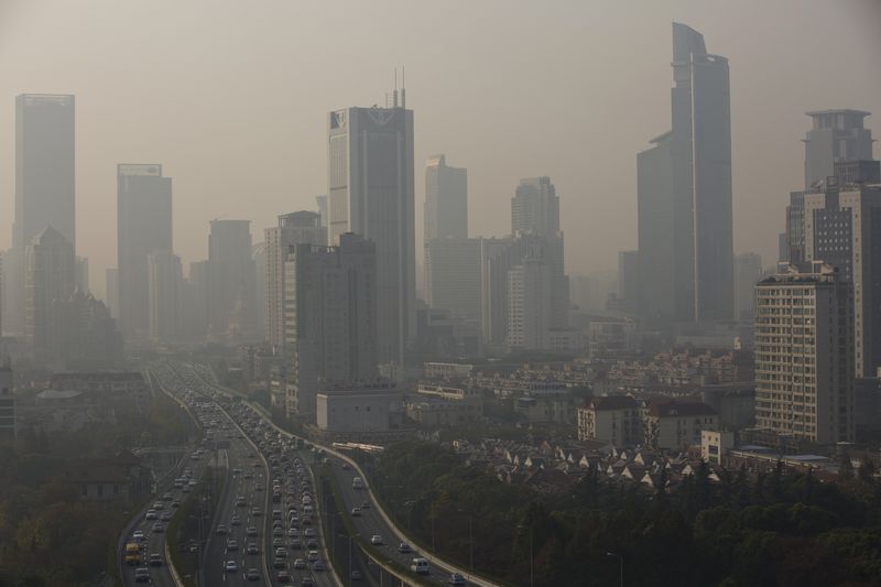 &copy; Reuters. FOTO DE ARCHIVO: Edificios y automóviles en el centro de Shanghai el 2 de diciembre de 2013.  REUTERS / Aly Song