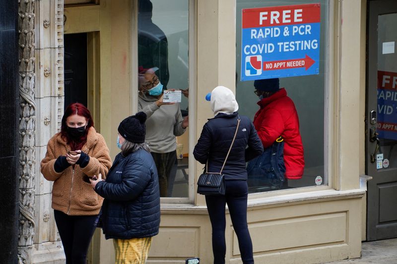 © Reuters. A person receives the results of a coronavirus disease (COVID-19) test through a window, as the Omicron variant continues to spread in Indianapolis, Indiana, U.S., December 29, 2021. REUTERS/Cheney Orr