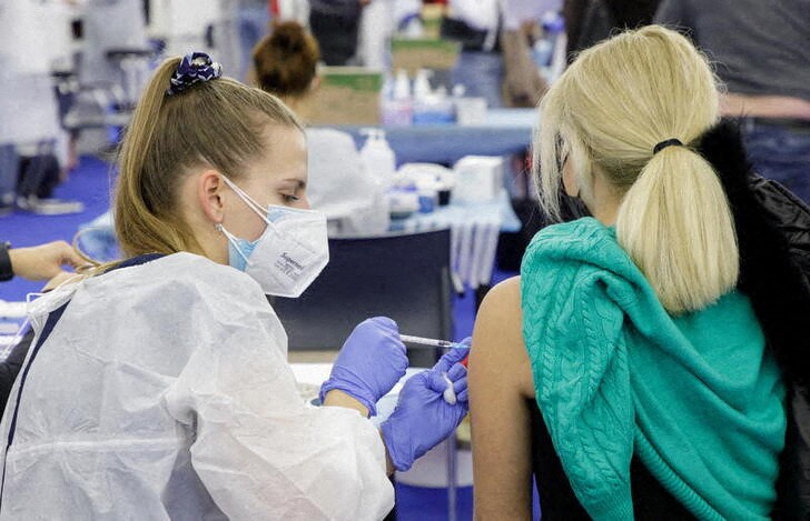 &copy; Reuters. A woman receives a dose of the coronavirus disease (COVID-19) vaccine at a vaccination center in Zagreb, Croatia, November 15, 2021. REUTERS/Antonio Bronic