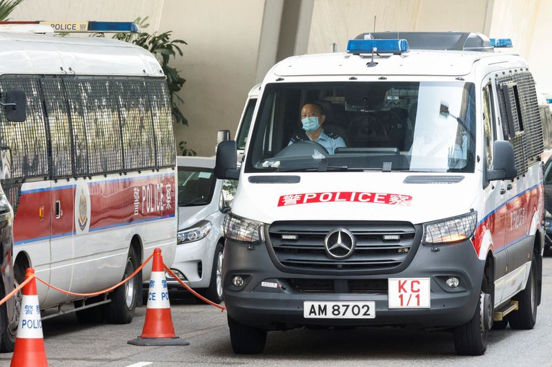 &copy; Reuters. Una furgoneta de la policía que transporta al exredactor jefe de Stand News, Chung Pui-kuen, llega a los Tribunales de Magistrados de West Kowloon, tras las acusaciones de conspiración para publicar material sedicioso en Hong Kong, China, 30 de diciembr