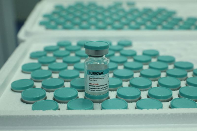 &copy; Reuters. La Turquie a commencé à administrer son vaccin contre le COVID-19, Turkovac, dans des hôpitaux du pays, dans un contexte d'augmentation rapide des infections au variant Omicron. /Photo prise le 22 décembre 2021/REUTERS/Turkish Health Ministry 
