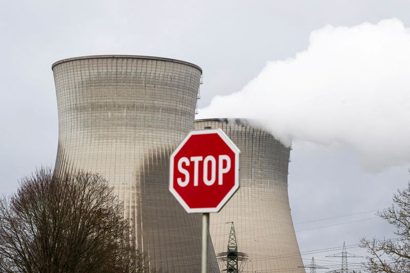 &copy; Reuters. Una vista general de la central nuclear, cuya última unidad se cerrará a finales de año, en Gundremmingen, Alemania, 29 de diciembre de 2021. REUTERS/Lukas Barth