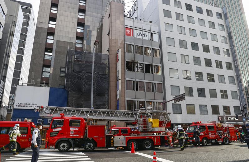&copy; Reuters. شاحنات إطفاء أمام مبنى عيادة الطب النفسي الذي اشتعلت به النيران في أوساكا يوم 17 ديسمبر كانون الأول 2021 في صورة من وكالة أنباء كيودو. (يحظر است