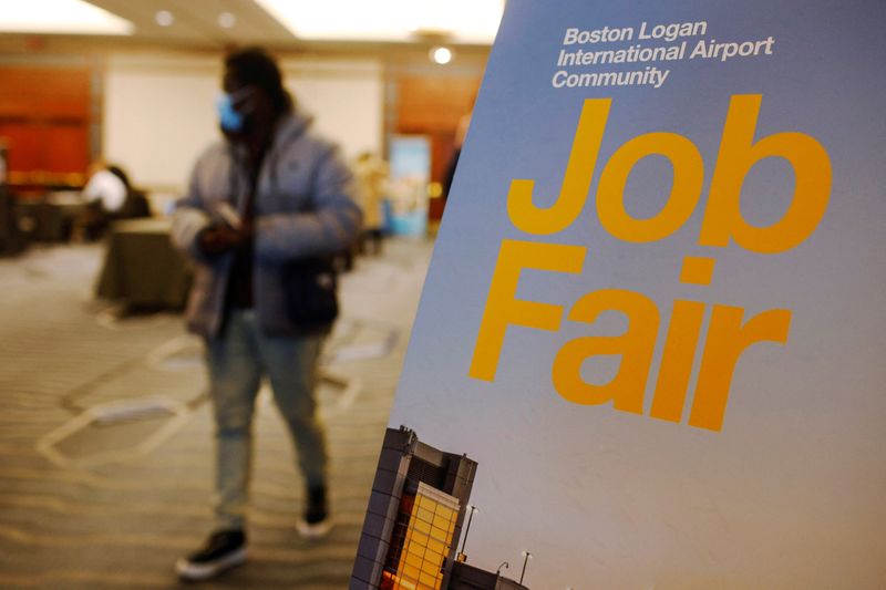 &copy; Reuters. Placa sinaliza oportunidades de emprego em feira de trabalho em aeroporto de Boston
07/12/2021
REUTERS/Brian Snyder