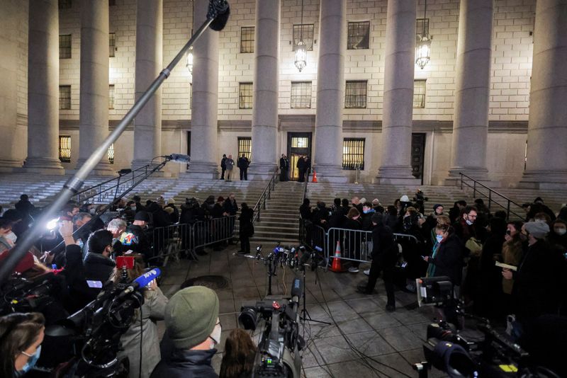 © Reuters. Members of the press wait for a press conference after the guilty verdict in the sex abuse trial of Jeffrey Epstein's associate Ghislaine Maxwell, outside the courtroom in New York City, U.S., December 29, 2021. REUTERS/Andrew Kelly