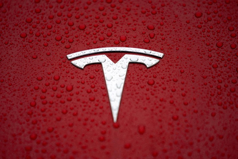 &copy; Reuters. FILE PHOTO: A Tesla logo is seen at the Tesla Shanghai Gigafactory in Shanghai, China January 7, 2019. REUTERS/Aly Song
