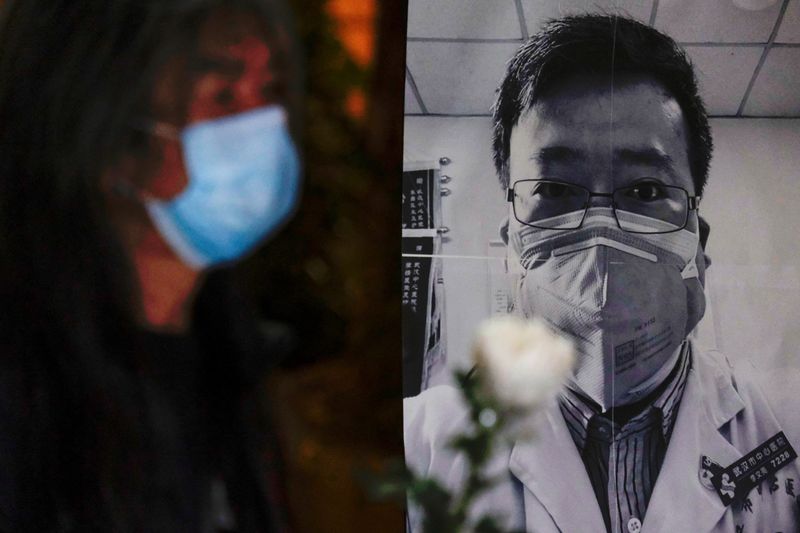 &copy; Reuters. Pessoa de máscara comparece a vigília para Li Wenliang
07/02/2020
REUTERS/Tyrone Siu