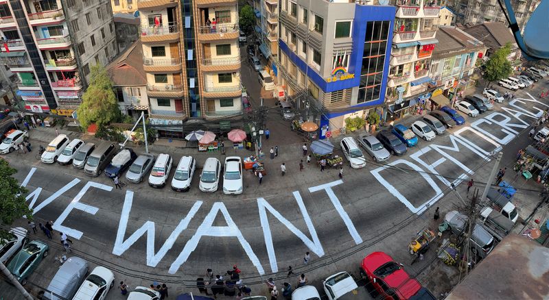 &copy; Reuters. Imagen de archivo de un lema escrito en una calle como protesta luego del golpe de Estado en Rangún, Myanmar. 21 de febrero, 2021. REUTERS/Stringer/Archivo