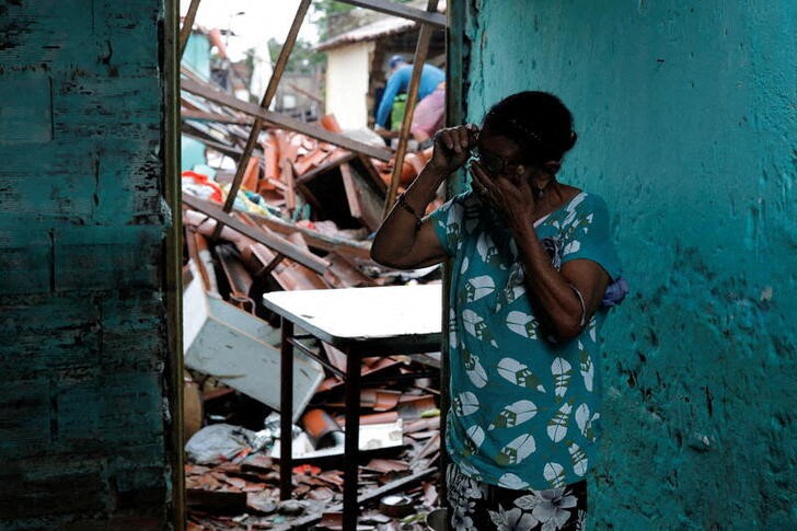 &copy; Reuters. Vitória Rocha, de 81 anos, em frente ao que sobrou de sua residência após fortes chuvas em Itambé, na Bahia
28/12/2021 REUTERS/Amanda Perobelli