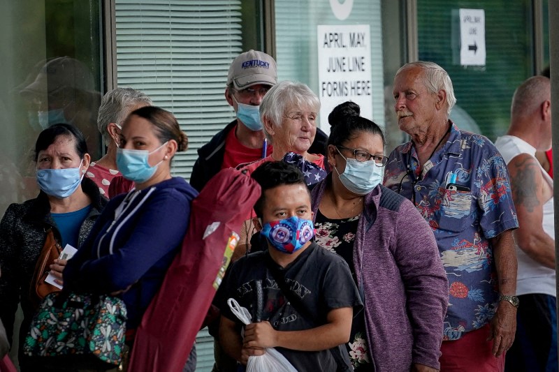 &copy; Reuters. Imagen de archivo de gente haciendo fila afuera de un Kentucky Career Center buscando ayuda con sus solicitudes de subsidios por desempleo en Fráncfort, Kentucky, Estados Unidos. 18 de junio, 2020. REUTERS/Bryan Woolston/Archivo