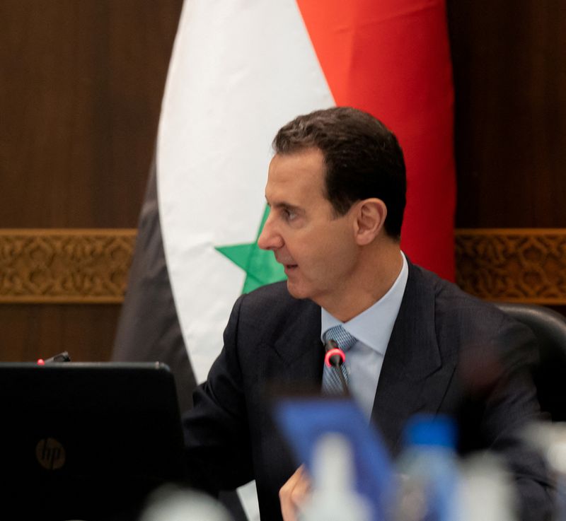 © Reuters. صورة أرشيفية للرئيس السوري بشار الأسد خلال اجتماع للحكومة في دمشق. صورة لرويترز من وكالة الأنباء السورية (سانا)