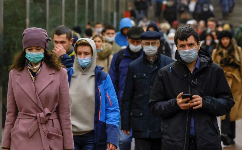 &copy; Reuters. FILE PHOTO: Passengers walk along the platform of a metro station, after some of the partial lockdown measures imposed to curb the spread of the coronavirus disease (COVID-19) were lifted by local authorities, in Moscow, Russia November 8, 2021. REUTERS/E