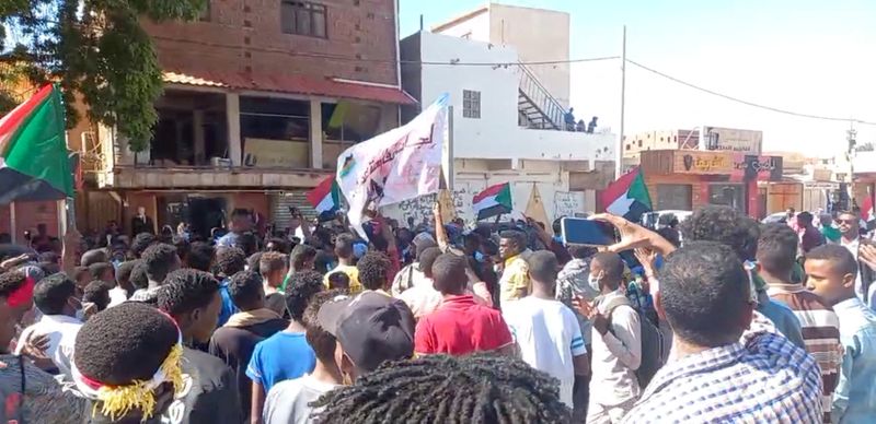 © Reuters. Demonstrators take part in a protest against military rule, in Khartoum North, Sudan December 30, 2021 in this screengrab obtained from a social media video. Resistance Committees Atbara/Handout via REUTERS