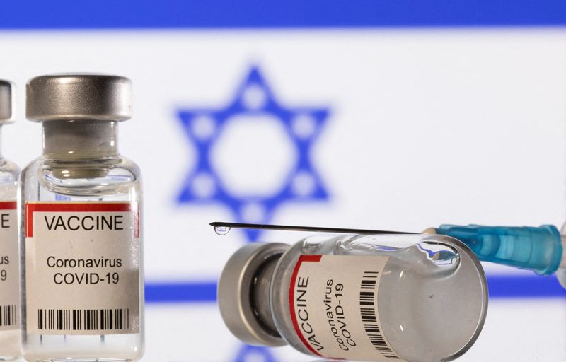 &copy; Reuters. Le directeur général de la Santé israélien a autorisé jeudi une seconde campagne de rappel contre le COVID-19 pour les personnes immunodéprimées, autrement dit l'inoculation d'une quatrième dose de vaccin dans la plupart des cas. /Photo prise le 1
