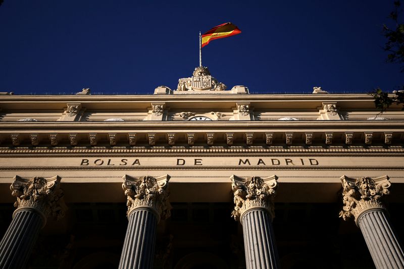 &copy; Reuters. FOTO DE ARCHIVOS: Una bandera española ondea sobre la Bolsa de Madrid, España, 1 de junio de 2016. REUTERS/Juan Medina