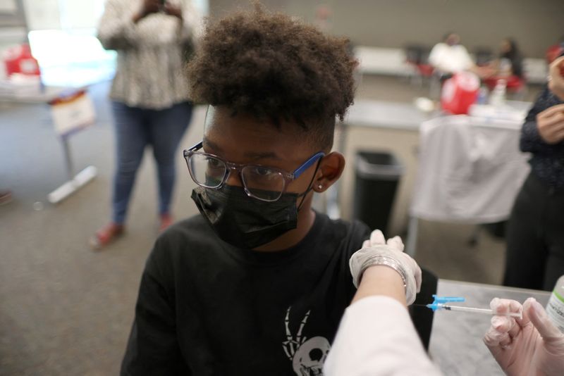 &copy; Reuters. 米ＦＤＡが年明け１月３日に、１２─１５歳を対象としたファイザー・ビオンテック製の新型コロナウイルスワクチンの追加接種を承認する見通しと、米紙ニューヨーク・タイムズが３０日
