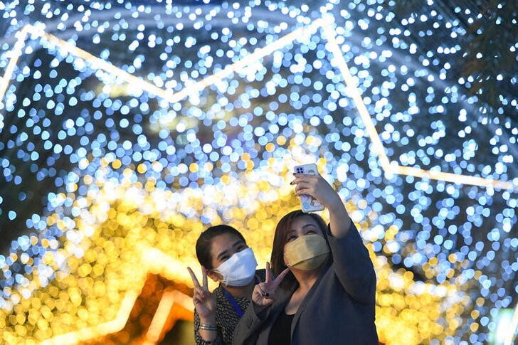 &copy; Reuters. Pessoas visitam decoração iluminada antes dos feriados de fim de ano em Bangcoc, na Tailândia 23/12/2021 REUTERS/Chalinee Thirasupa