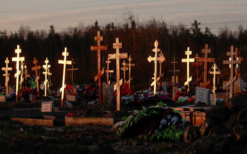 &copy; Reuters. Área de cemitério de São Petersburgo dedicada a vítimas da Covid-19
06/11/2020
REUTERS/Anton Vaganov