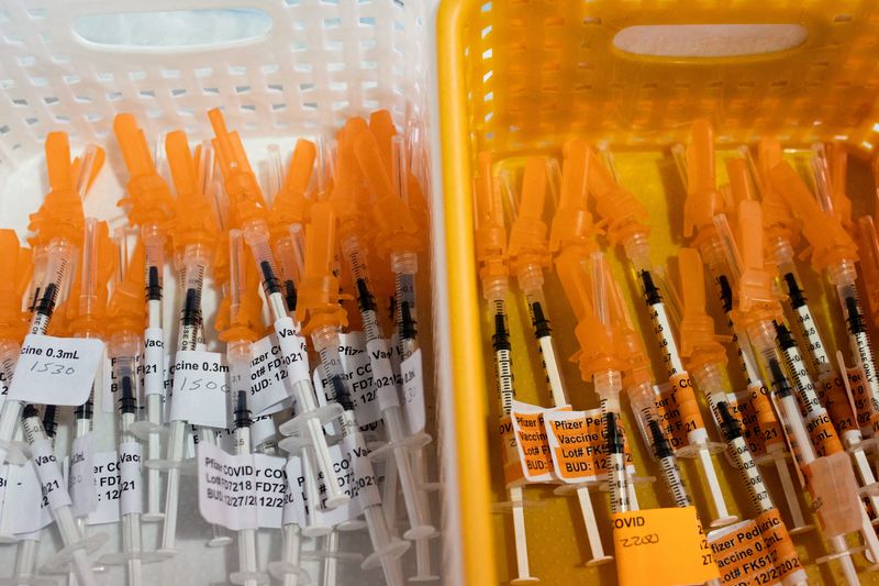 &copy; Reuters. FILE PHOTO: Syringes filled with the Pfizer BioTech coronavirus disease (COVID-19) vaccine are seen at Sparrow Laboratories Drive-Thru Services in Lansing, Michigan, U.S., December 27, 2021. REUTERS/Emily Elconin/File Photo