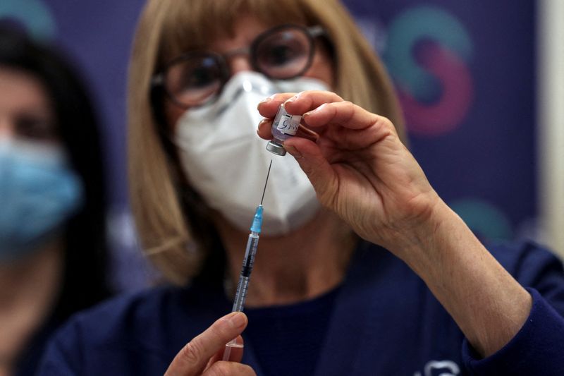 &copy; Reuters. イスラエル保健当局は３０日、免疫力が低下している人を対象に新型コロナウイルスワクチンの４回目接種（２回目の追加接種）を承認すると発表した。１２月２７日、イスラエルのラマト