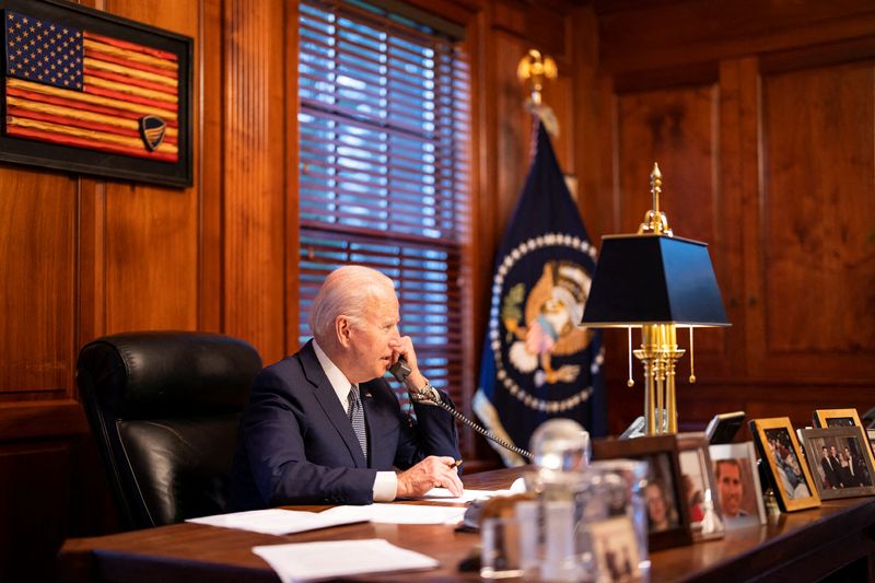 © Reuters. الرئيس الأمريكي جو بايدن يتحدث لنظيره الروسي فلاديمير بوتين في منزل بايدن في ويلمنجتون بولاية ديلاوير يوم الخميس.صورة لرويترز من البيت الأبيض.
