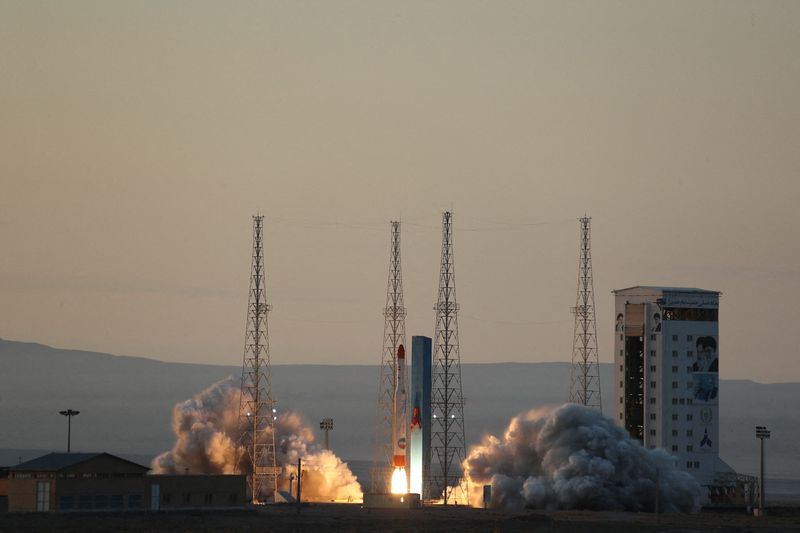 &copy; Reuters. イラン国防省は３０日、人工衛星を搭載するロケットの打ち上げに成功したと発表した。１２月３０日、イランで撮影（２０２１年　ロイター／Ministry of Defense of Iran/WANA (West Asia News Agency)/Han