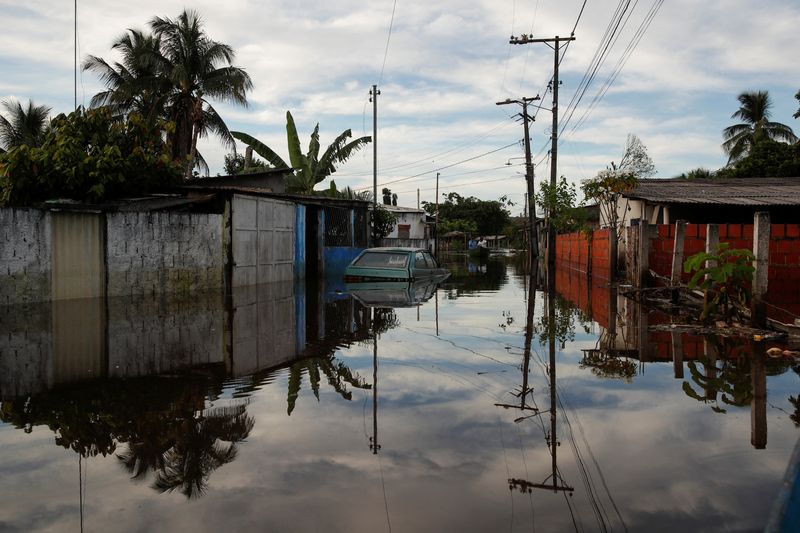 &copy; Reuters. Rua atingida por enchente a Sambaítuba, Ilhéus, Bahia
 29/12/ 2021 REUTERS/Amanda Perobelli