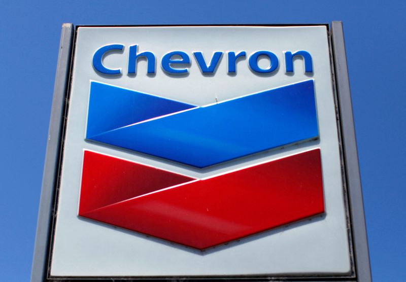 &copy; Reuters. FILE PHOTO: A Chevron gas station sign is seen in Del Mar, California, April 25, 2013. Chevron will report earnings on April 26. REUTERS/Mike Blake/File Photo