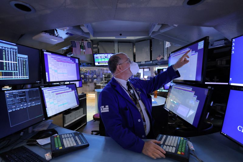 © Reuters. A trader works on the trading floor on the last day of trading before Christmas at the New York Stock Exchange (NYSE) in Manhattan, New York City, U.S., December 23, 2021. REUTERS/Andrew Kelly