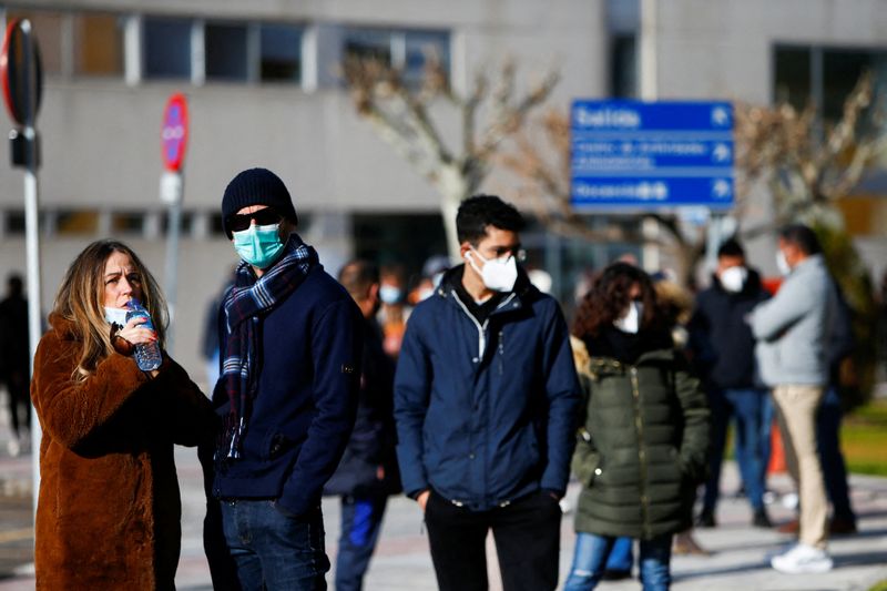 &copy; Reuters. FOTO DE ARCHIVO: Varias personas hacen cola para someterse a un test de COVID-19 en Madrid, España, el 27 de diciembre de 2021. REUTERS/Javier Barbancho