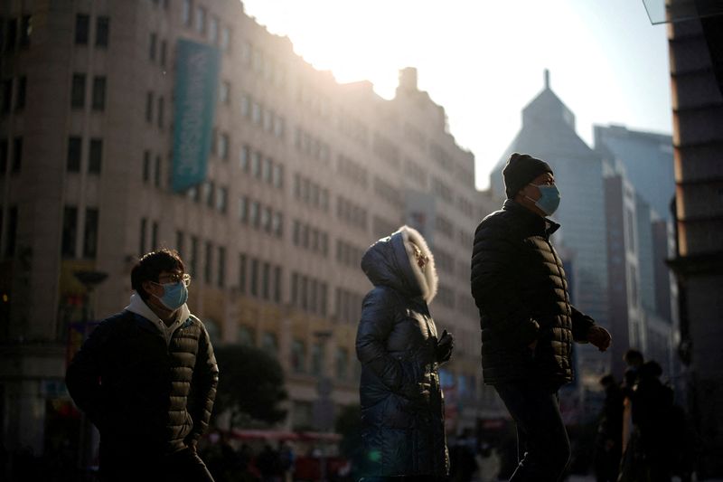 &copy; Reuters. 　中国は正月休みを前に新型コロナウイルス感染拡大への警戒を強め、年越しイベントの中止や移動自粛要請の動きが出ている。上海で３０日撮影（２０２１年　ロイター／Aly Song）     