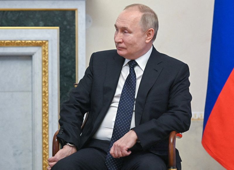 &copy; Reuters. FOTO DE ARCHIVO: El presidente ruso, Vladímir Putin, asiste a una reunión con el expresidente kazajo Nursultán Nazarbáyev al margen de una cumbre anual informal de jefes de la Comunidad de Estados Independientes (CEI) en Strelna, en las afueras de San