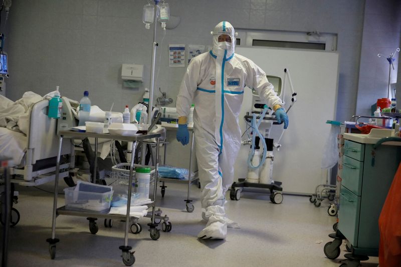 &copy; Reuters. FOTO DE ARCHIVO: Miembros del personal médico tratan a los pacientes dentro de la sala de la enfermedad del coronavirus (COVID-19) en el Hospital del Ministerio del Interior en Varsovia, Polonia, 8 de noviembre de 2021.  REUTERS/Kacper Pempel