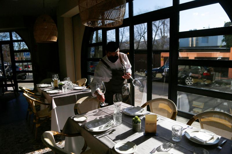 &copy; Reuters. Un camarero pone la mesa en el restaurante La Querida en Pozuelo de Alarcón, Madrid, España, 28 de diciembre de 2021. REUTERS/Javier Barbancho