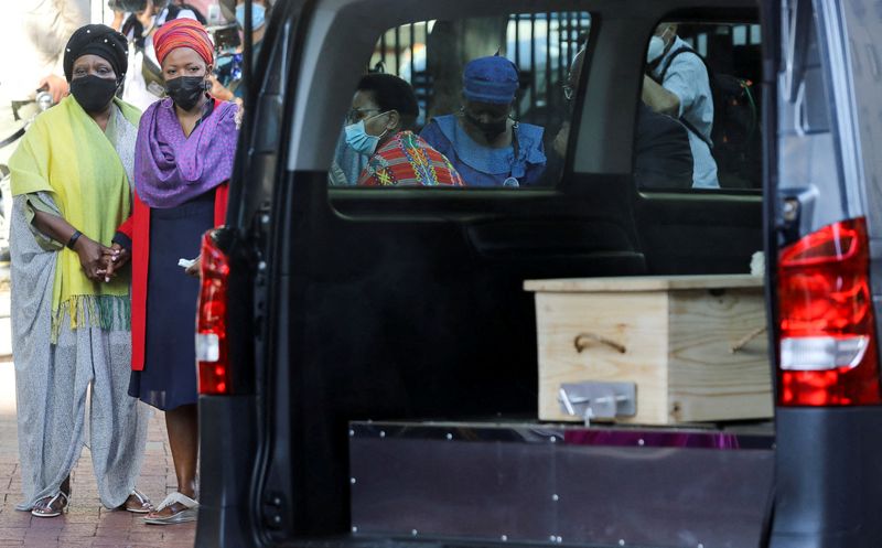 &copy; Reuters. De nombreux Sud-Africains ont rendu vendredi un dernier hommage à l'archevêque Desmond Tutu, figure de la lutte contre l'apartheid, dont le cercueil est exposé pour le deuxième jour à la cathédrale Saint-Georges du Cap. /Photo prise le 31 décembre 