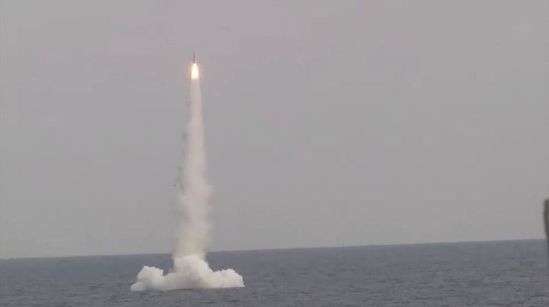 &copy; Reuters. صاروخ يُطلق من غواصة روسية من الأسطول الروسي في المحيط الهادي أثناء اختبار في بحر اليابان يوم 21 ديسمبر كانون الأول 2021. 
((صورة لرويترز من وزار