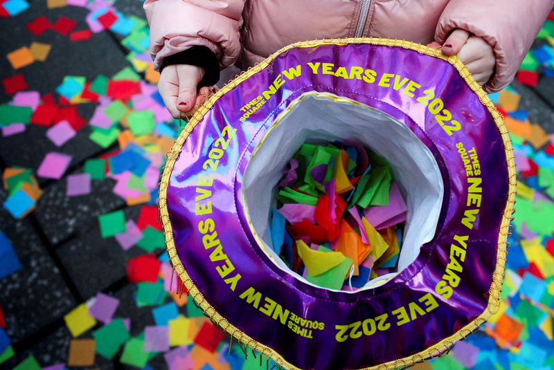 &copy; Reuters. Jessica Martini, 7, holds a hat with pieces of confetti in it, as New Year's Eve confetti is 'flight-tested' ahead of celebrations, in the Manhattan borough of New York City, U.S., December 29, 2021.  REUTERS/Yana Paskova   