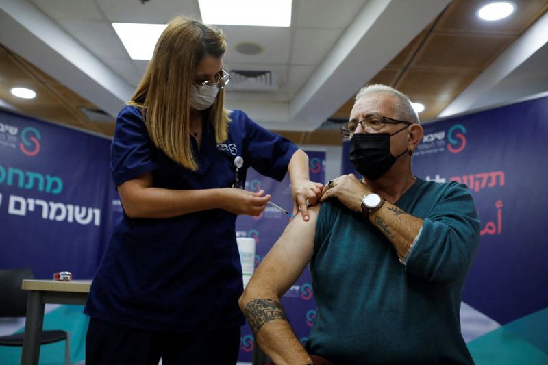 &copy; Reuters. Israël va élargir sa campagne de deuxième dose de rappel vaccinal contre le COVID-19 - dite "quatrième dose" - aux personnes âgées qui ne résident pas à domicile mais dans des résidences dédiées ou dans des établissements de soins, a annoncé 