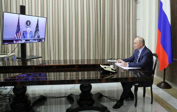 &copy; Reuters. Russian President Vladimir Putin holds talks with U.S. President Joe Biden via a video link in Sochi, Russia December 7, 2021. Sputnik/Mikhail Metzel/Pool via REUTERS ATTENTION EDITORS - THIS IMAGE WAS PROVIDED BY A THIRD PARTY.