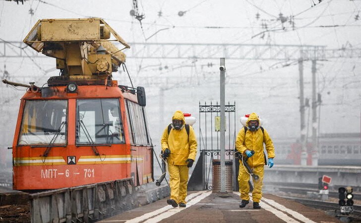 &copy; Reuters. Specialists wearing personal protective equipment (PPE) spray disinfectant while sanitizing the Kazansky railway station amid the outbreak of the coronavirus disease (COVID-19) in Moscow, Russia November 2, 2021. REUTERS/Maxim Shemetov