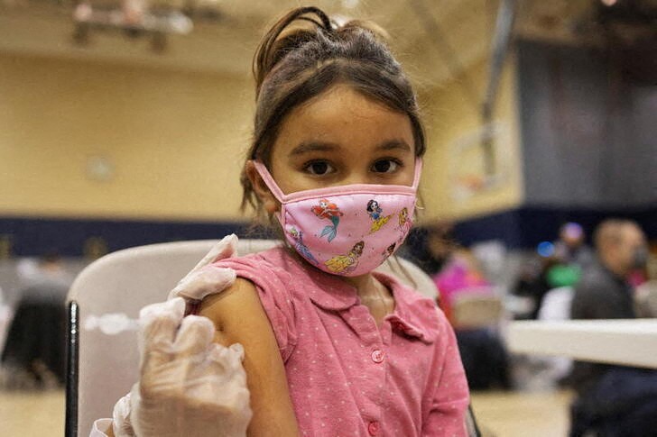 &copy; Reuters. A girl receives the Pfizer-BioNTech coronavirus disease (COVID-19) vaccine in Lansdale, Pennsylvania, U.S., December 5, 2021. REUTERS/Hannah Beier