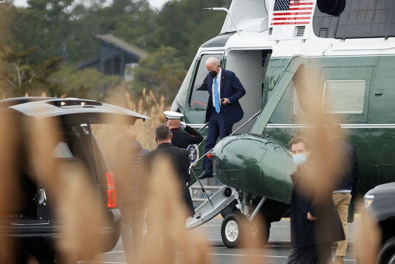 &copy; Reuters. U.S. President Joe Biden arrives for vacation via the Marine One helicopter at Gordons Pond in Rehoboth Beach, Delaware, U.S. December 27, 2021. REUTERS/Jonathan Ernst