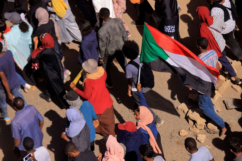 &copy; Reuters. محتجون خلال مسيرة ضد الحكم العسكري في الخرطوم يوم الخميس. تصوير: محمد نور الدين عبد الله - رويترز. 