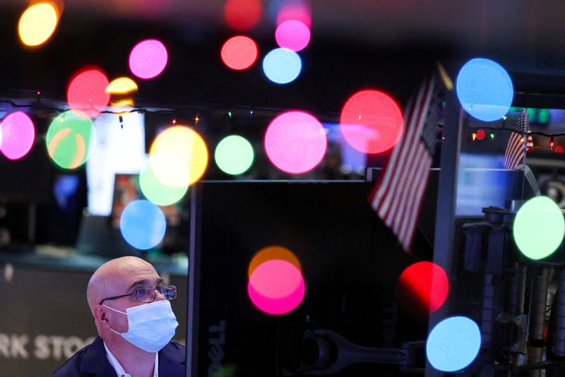 &copy; Reuters. Foto de archivo. Un operador previo a la Navidad en la Bolsa de Valores de Nueva York (NYSE) en Manhattan, Nueva York, EEUU, 23 de diciembre de 2021. REUTERS / Andrew Kelly