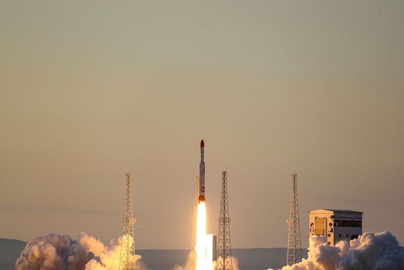 &copy; Reuters. FILE PHOTO: Iranian satellite carrier rocket "Simorgh" is launched in an unknown location in Iran, in this picture obtained on December 30, 2021. Ministry of Defense of Iran/WANA (West Asia News Agency)/Handout via REUTERS 
