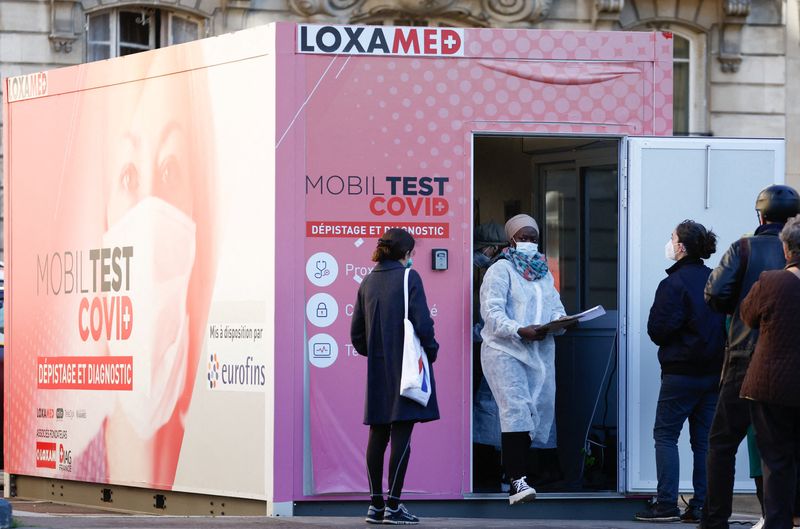 &copy; Reuters. Personas esperan para realizarse pruebas de COVID-19 en un puesto móvil en París, Francia, Diciembre 31, 2021. REUTERS/Christian Hartmann