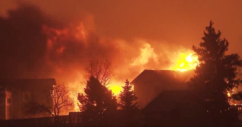 &copy; Reuters. １２月３１日、米西部コロラド州デンバー近郊で発生した原野火災が強風にあおられ急速に拡大し、住宅約１０００戸が焼失したとみられる。しかし、現地当局者によると、死者や行方不明