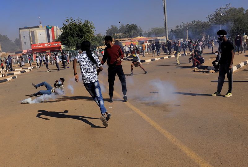 © Reuters. محتجون خلال مظاهرة ضد الحكم العسكري في الخرطوم يوم 30 ديسمبر كانون الأول 2021. تصوير: محمد نور الدين عبد الله - رويترز. 