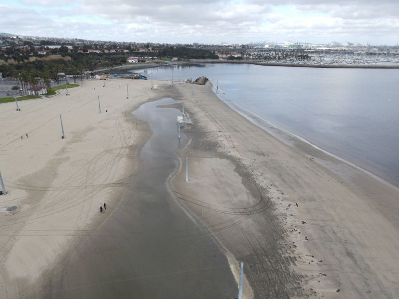 © Reuters. Cabrillo Beach is seen empty after the city of Long Beach closed the beaches due to a report of a spill of between two and four million gallons of untreated sewage into a canal in Carson, in Long Beach, California, U.S. December 31, 2021. Picture taken with a drone. REUTERS/David Swanson